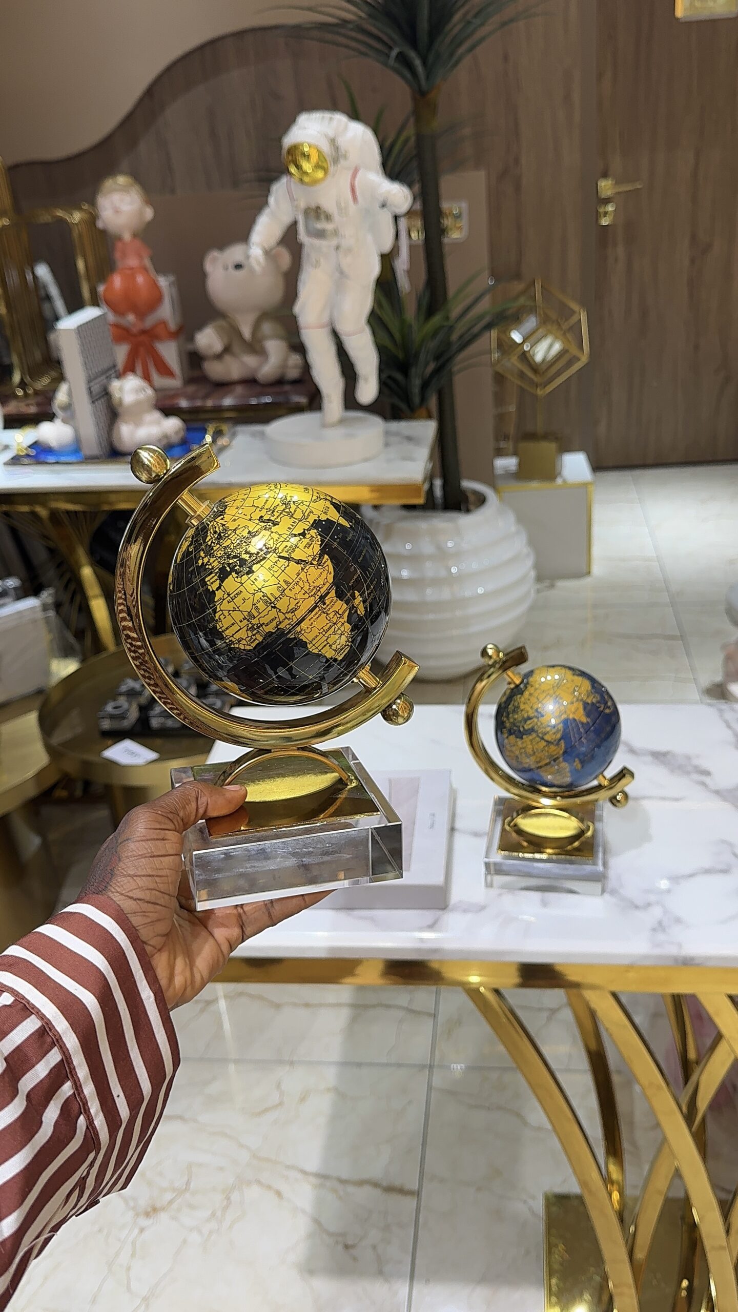 IMG_9900 Clear Crystal Base Globe - Image 1